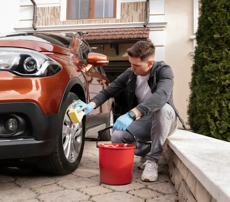 Lavage auto à domicile La Ferrière-en-Parthenay : professionnel intervenant sur un véhicule